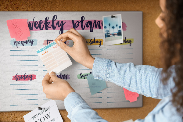 Kurkbord weekplanner met kleurrijke accenten