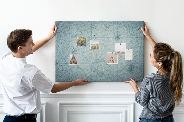 Kurk prikbord met oude kaart met geometrische patronen