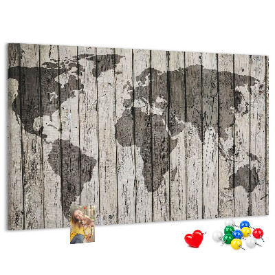 Kurkbord met een wereldkaart op een achtergrond van houten planken