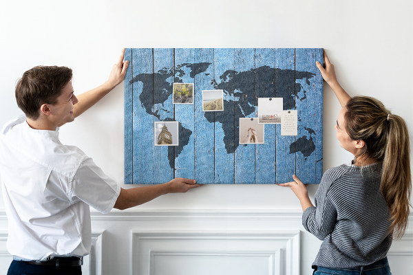 Wereldkaart op een houten achtergrond prikbord