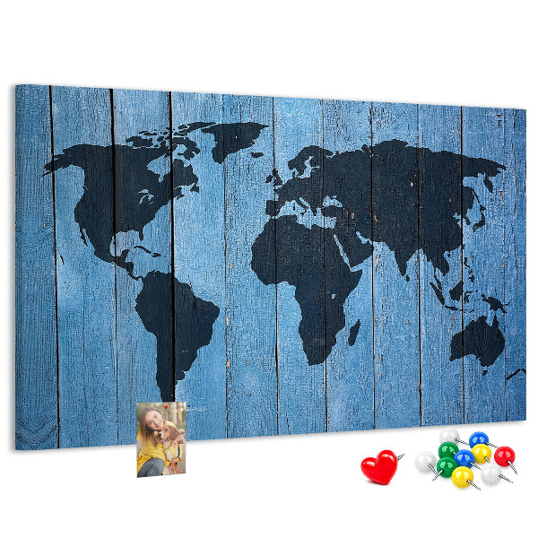 Wereldkaart op een houten achtergrond prikbord