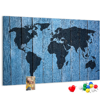 Wereldkaart op een houten achtergrond prikbord
