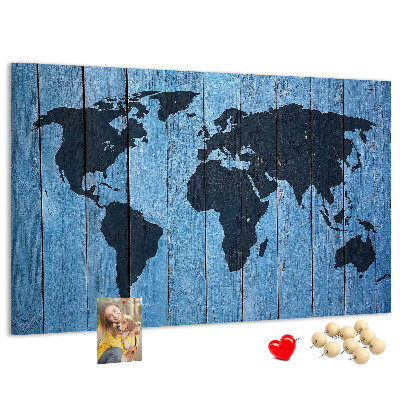 Wereldkaart op een houten achtergrond prikbord