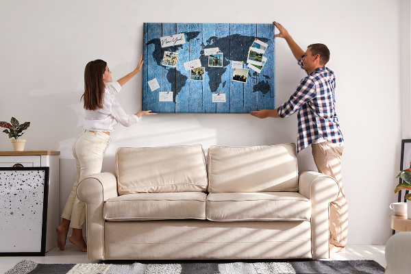 Wereldkaart op een houten achtergrond prikbord