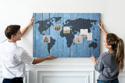 Wereldkaart op een houten achtergrond prikbord