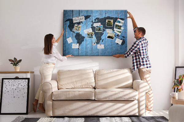 Wereldkaart op een houten achtergrond prikbord