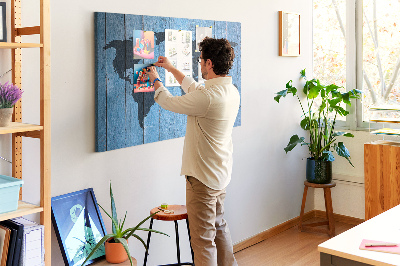 Wereldkaart op een houten achtergrond prikbord