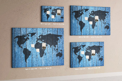Wereldkaart op een houten achtergrond prikbord