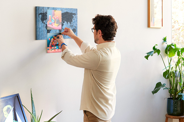 Wereldkaart op een houten achtergrond prikbord