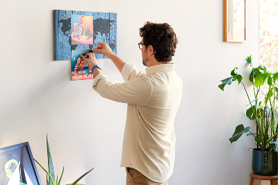 Wereldkaart op een houten achtergrond prikbord