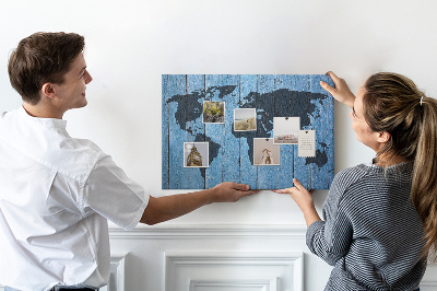 Wereldkaart op een houten achtergrond prikbord