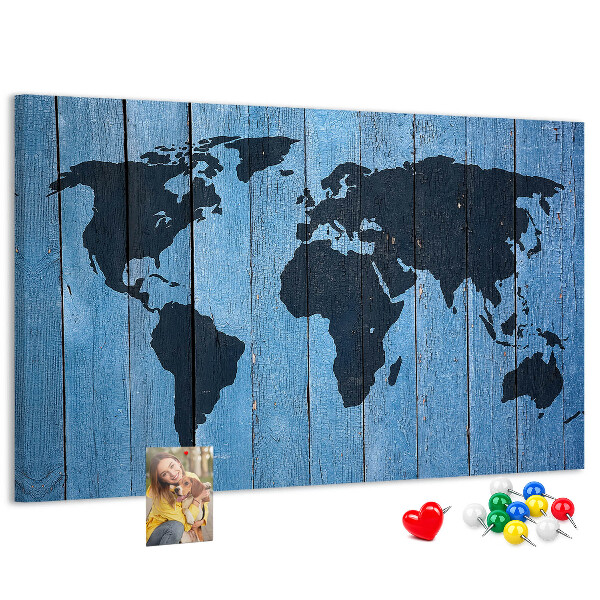 Wereldkaart op een houten achtergrond prikbord