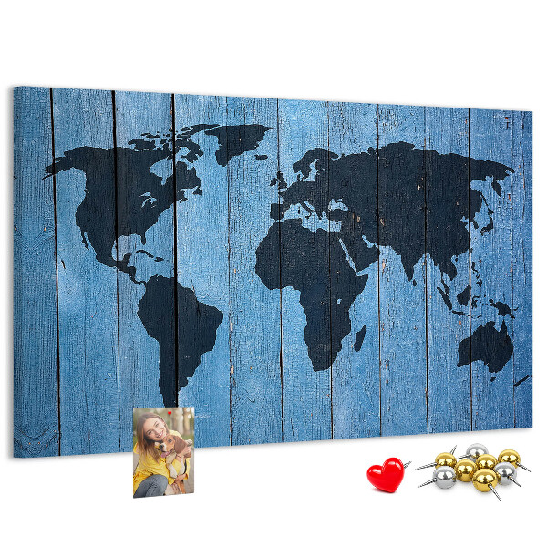Wereldkaart op een houten achtergrond prikbord