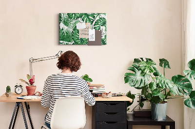Prikbord met talrijke bladeren van tropische planten in het groen
