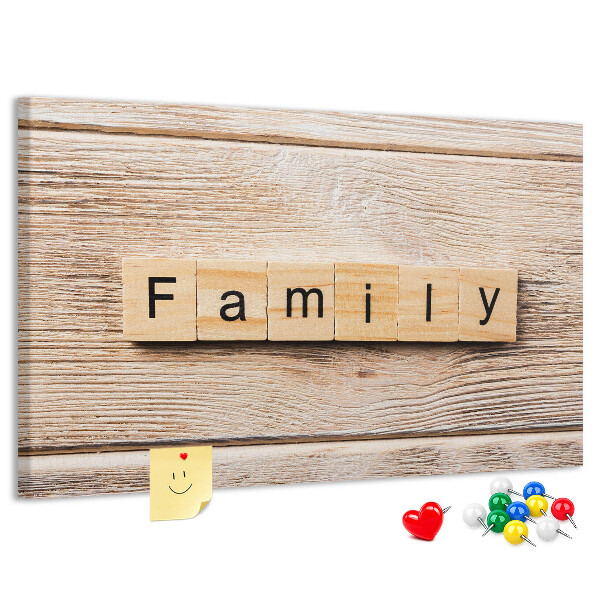 Kurkbord met een opdruk van een gezin voor een houten achtergrond