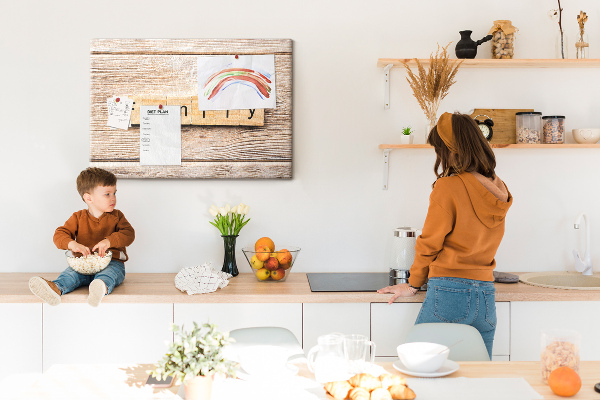 Kurkbord met een opdruk van een gezin voor een houten achtergrond