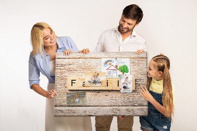 Kurkbord met een opdruk van een gezin voor een houten achtergrond