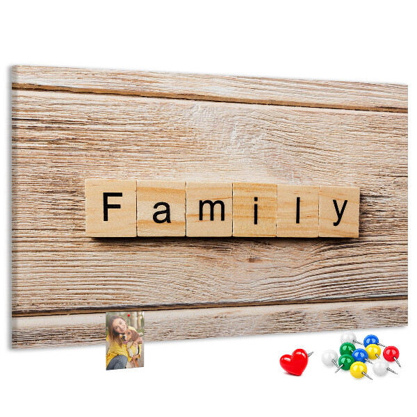 Kurkbord met een opdruk van een gezin voor een houten achtergrond
