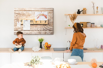 Kurkbord met een opdruk van een gezin voor een houten achtergrond
