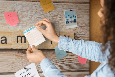 Kurkbord met een opdruk van een gezin voor een houten achtergrond