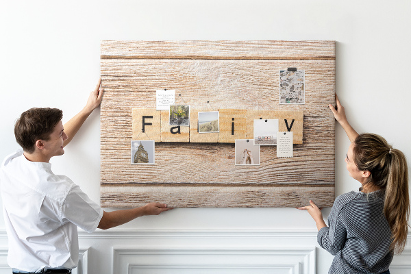 Kurkbord met een opdruk van een gezin voor een houten achtergrond