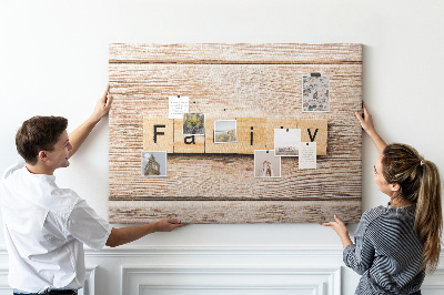 Kurkbord met een opdruk van een gezin voor een houten achtergrond