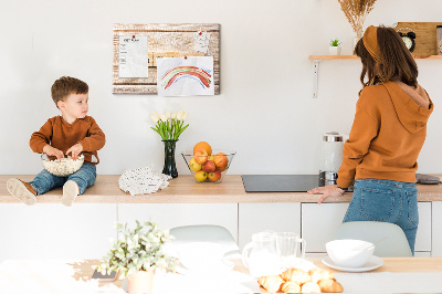 Kurkbord met een opdruk van een gezin voor een houten achtergrond