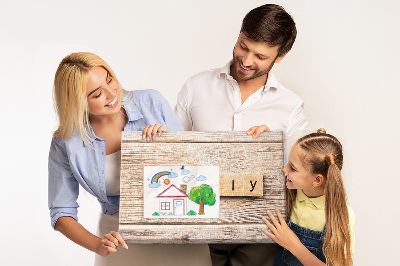 Kurkbord met een opdruk van een gezin voor een houten achtergrond