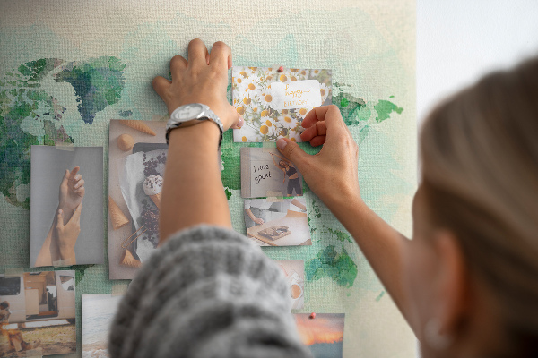 Kurk prikbord met groene aquarel wereldkaart