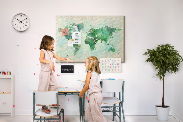 Kurk prikbord met groene aquarel wereldkaart