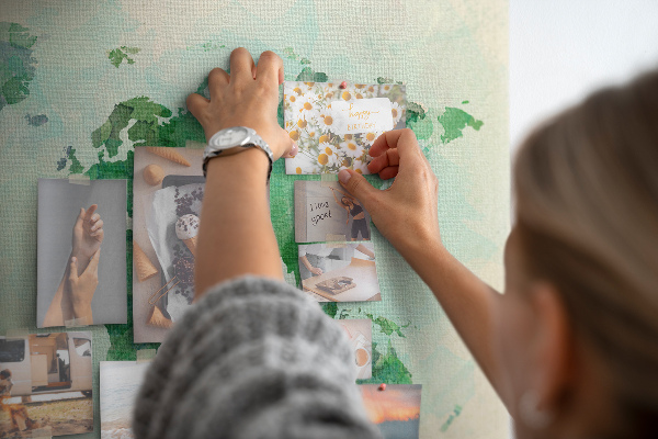 Kurk prikbord met groene aquarel wereldkaart