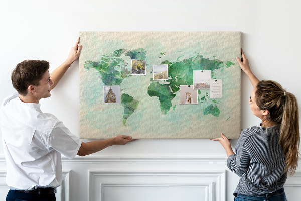 Kurk prikbord met groene aquarel wereldkaart