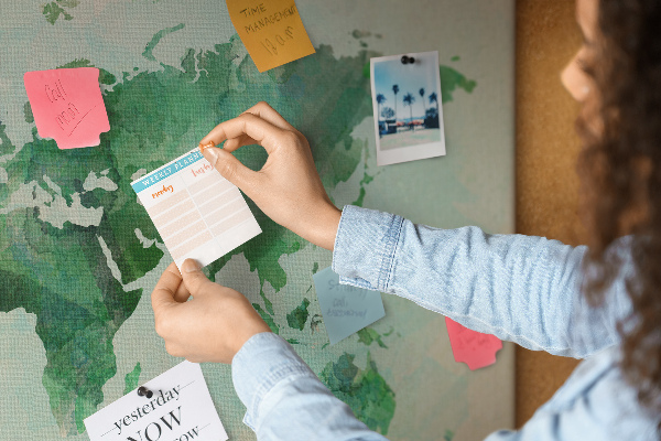 Kurk prikbord met groene aquarel wereldkaart