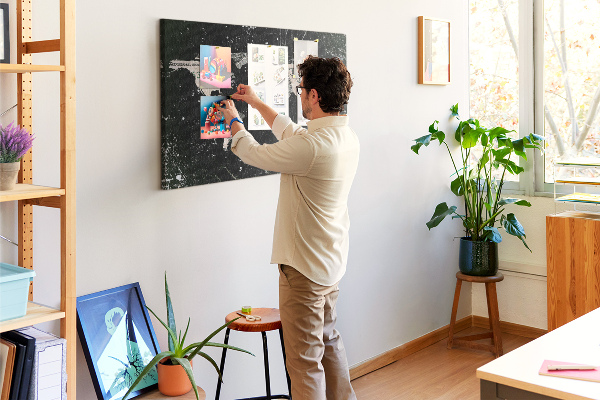Prikbord met een wereldkaart op een dollarbiljet