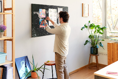 Prikbord met een wereldkaart op een dollarbiljet