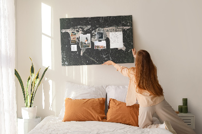 Prikbord met een wereldkaart op een dollarbiljet