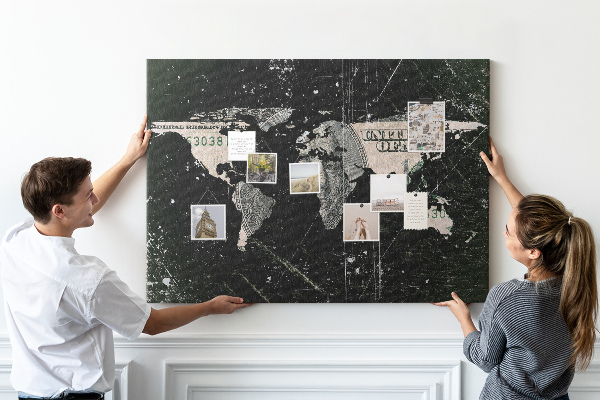 Prikbord met een wereldkaart op een dollarbiljet