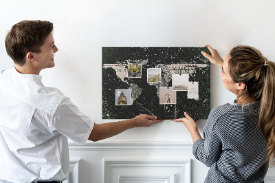 Prikbord met een wereldkaart op een dollarbiljet