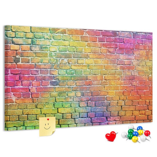 met een kleurrijke bakstenen muur in regenboogkleuren
