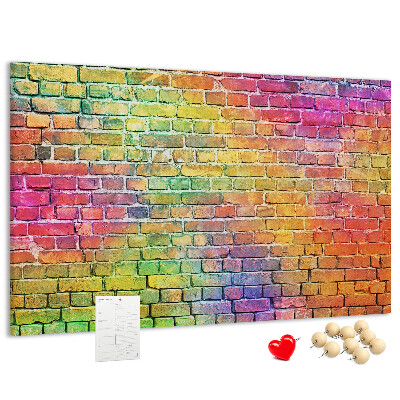Kurkbord met een kleurrijke bakstenen muur in regenboogkleuren