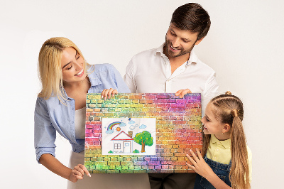 Kurkbord met een kleurrijke bakstenen muur in regenboogkleuren