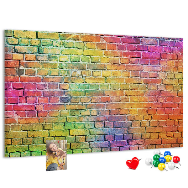 Kurkbord met een kleurrijke bakstenen muur in regenboogkleuren