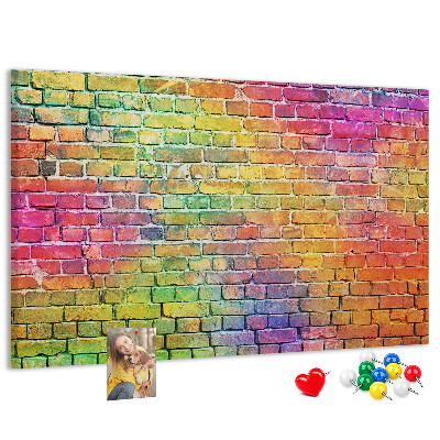 Kurkbord met een kleurrijke bakstenen muur in regenboogkleuren