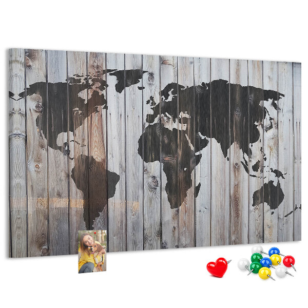 Prikbord wereldkaart op een achtergrond van houten planken