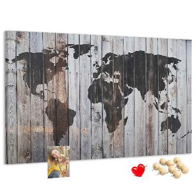 Prikbord wereldkaart op een achtergrond van houten planken