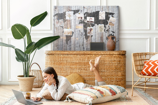 Prikbord wereldkaart op een achtergrond van houten planken