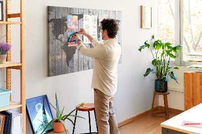 Prikbord wereldkaart op een achtergrond van houten planken