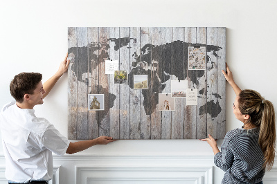 Prikbord wereldkaart op een achtergrond van houten planken