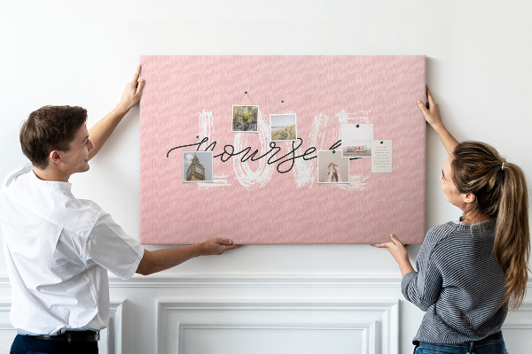 Kurkbord zelfliefde op een roze achtergrond