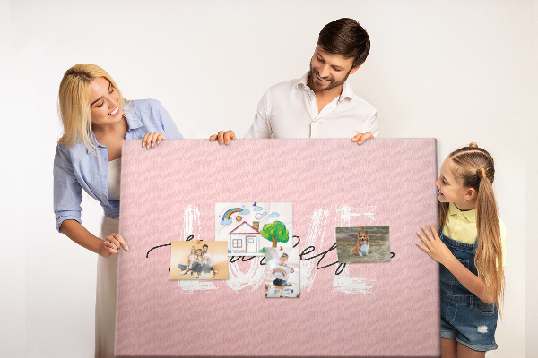 Kurkbord zelfliefde op een roze achtergrond